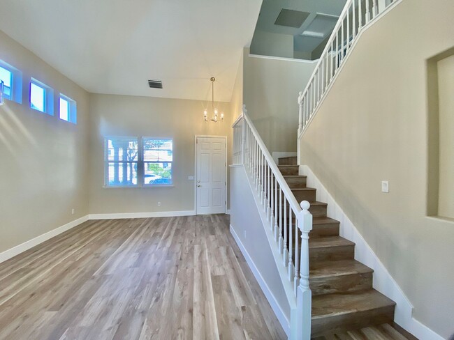 Building Photo - NEWLY RENOVATED, VERY CLEAN 5 BED, 3 BATH,...