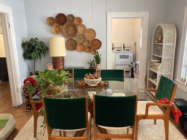 Building Photo - Spacious 2 Bedroom House Close to Campus!!