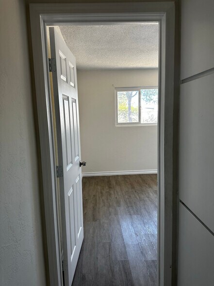 Primary Photo - 9490 Elm Ave