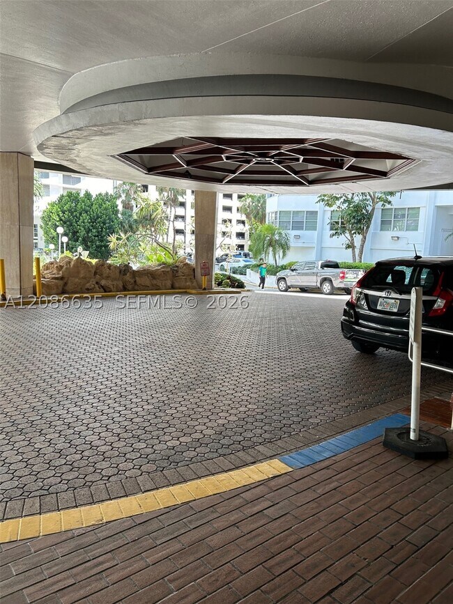 Building Photo - 905 Brickell Bay Dr