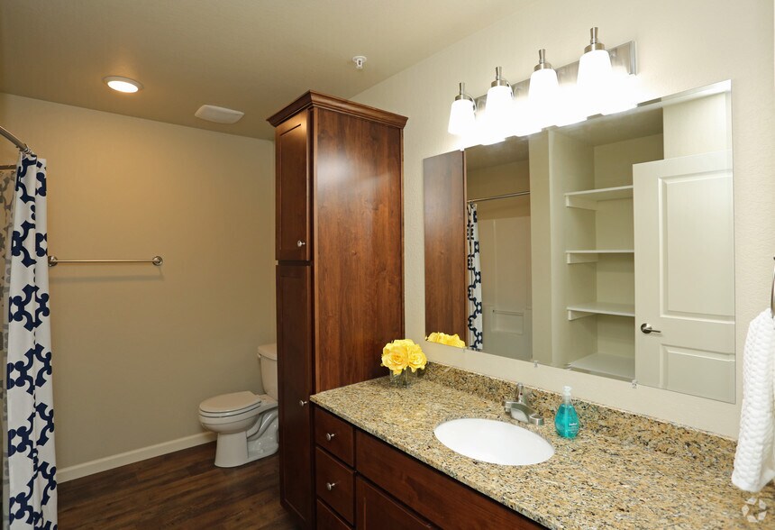 CRANBERRY CREEK APARTMENTS W206 N16671 Blackberry Cir Jackson WI