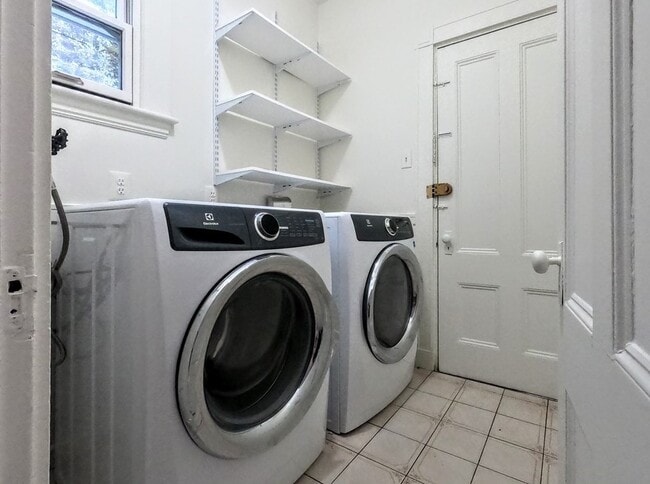 Building Photo - 21 Burr St