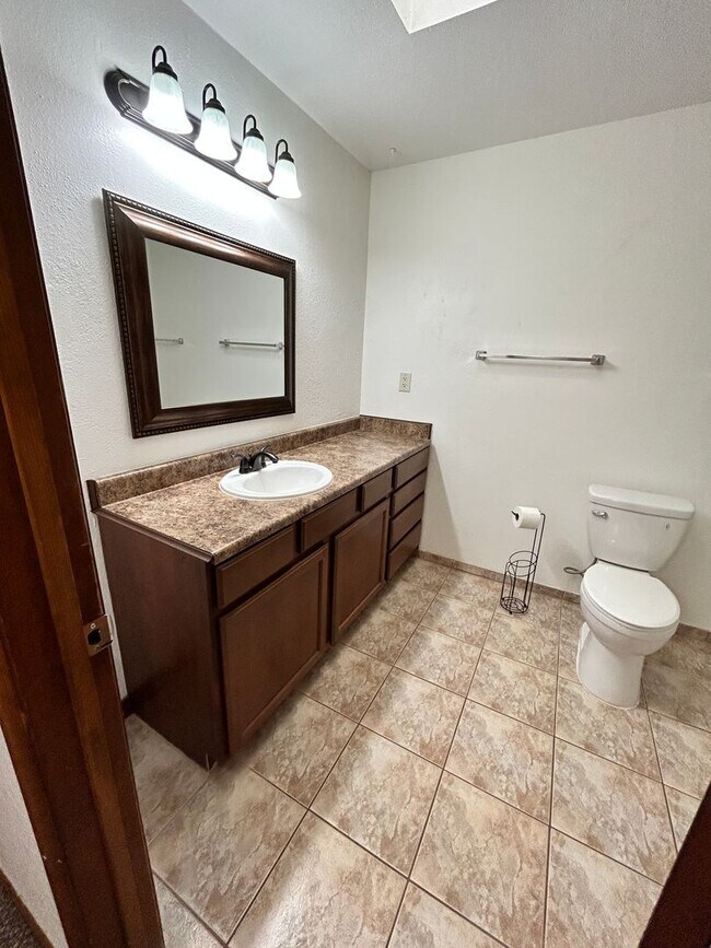 Building Photo - Great Unfurnished home!