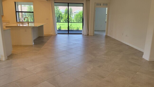 Building Photo - Annual UNfurnished luxury 3/2 ground floor...