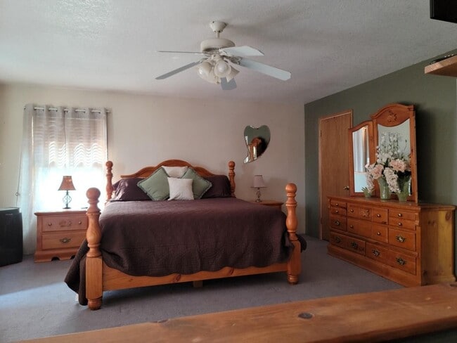 Building Photo - Perfect for a traveling nurse or other professional!  High end fully furnished 1bdrm, 1.5 bath un...