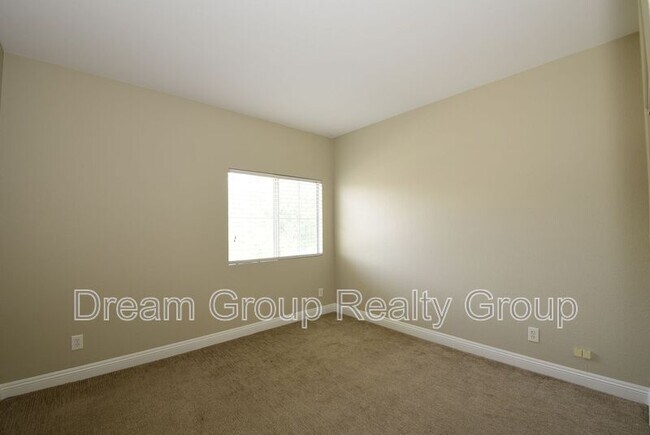 Building Photo - 10524 Autumn Pine Ave