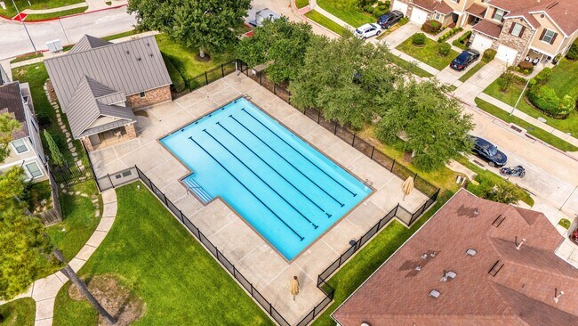 Building Photo - 16030 Summerville Lake Dr