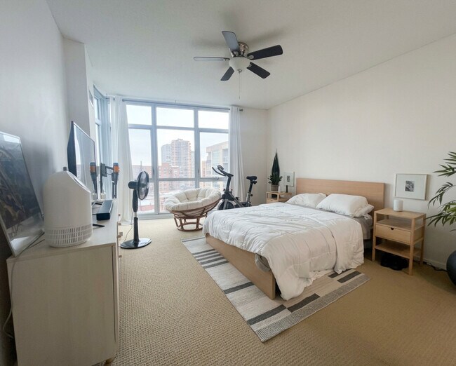 Building Photo - 1134 W Granville Ave