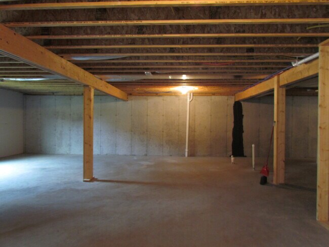 Building Photo - Available August 7th!! Laquey Schools!