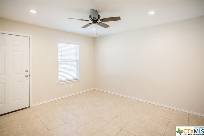 Building Photo - 1231 N LBJ Dr