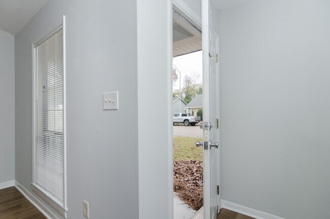 Building Photo - 819 Varsity Dr
