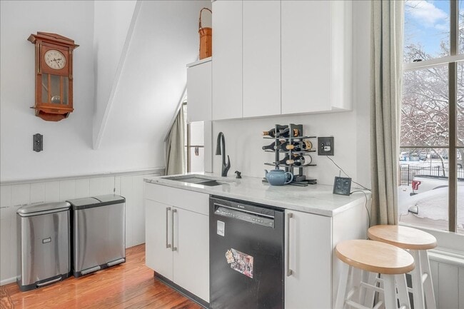 Building Photo - Historic, Character-Rich House - 3 Bed, 3 Bath (2 Full, 2 Half)