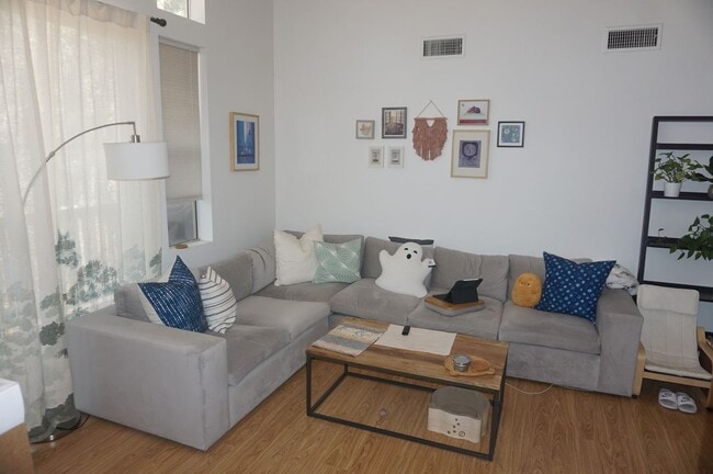 Building Photo - Stunning 2 Bed 2 Bath Tustin Condo with So...