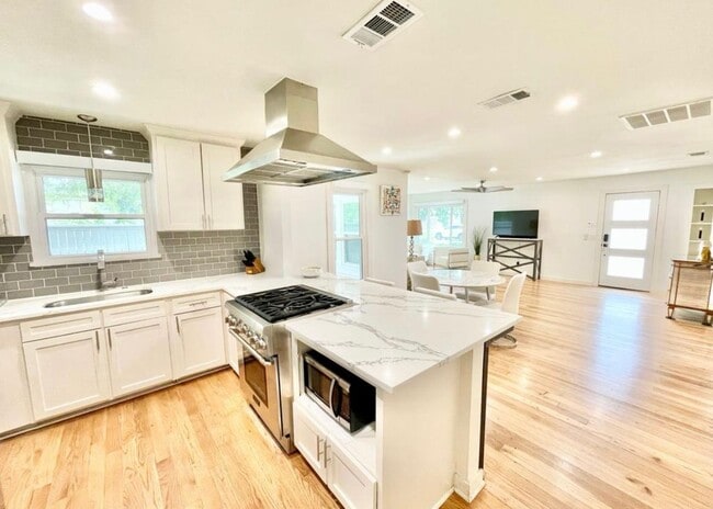 Building Photo - 6623 Kenwell St