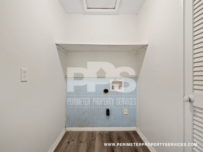Building Photo - FULLY RENOVATED UNIT!!! WITH ONE MONTH REN...
