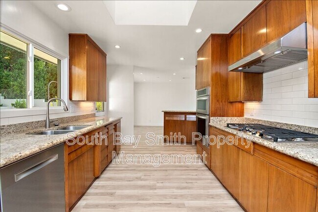 Building Photo - 312 Ave Atezada