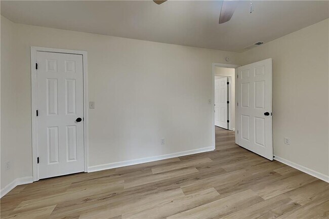 Building Photo - 1110 Lake Dr