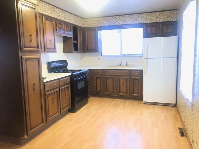 Building Photo - Neat 3 BR house in south Bloomington. Hardwood floors
