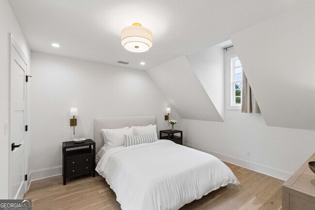 Building Photo - 11 Bourbon St