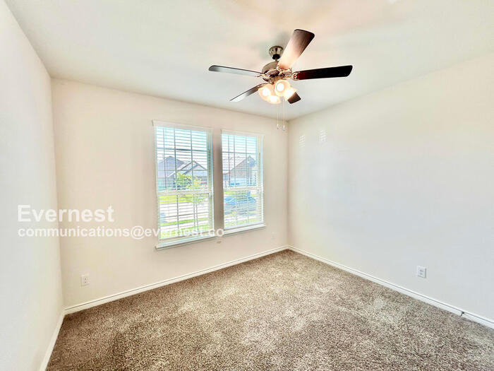 Building Photo - 2462 San Marcos Dr