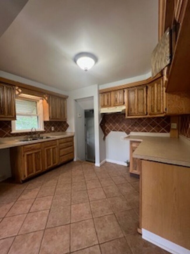 Building Photo - 871 E 232 St