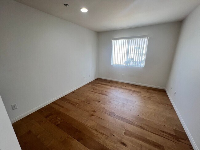 Building Photo - $4,500 - 4 Bed 2.5 Bath House located in G...