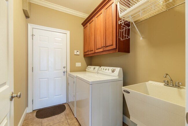 Building Photo - Spacious 4-Bedroom, 3-Bath Home with Large Screened-In Porch & Modern Features in Hahira, GA