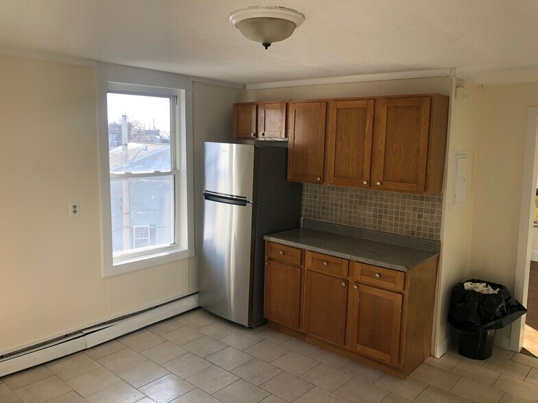 Building Photo - 70 Linden St