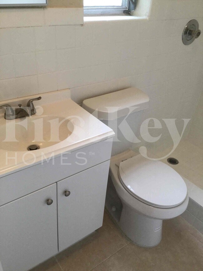 Building Photo - 1121 NW 23rd Terrace