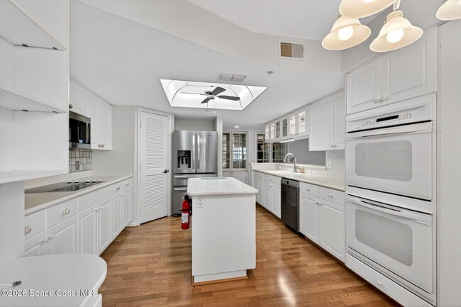 Building Photo - 102 Riverside Dr