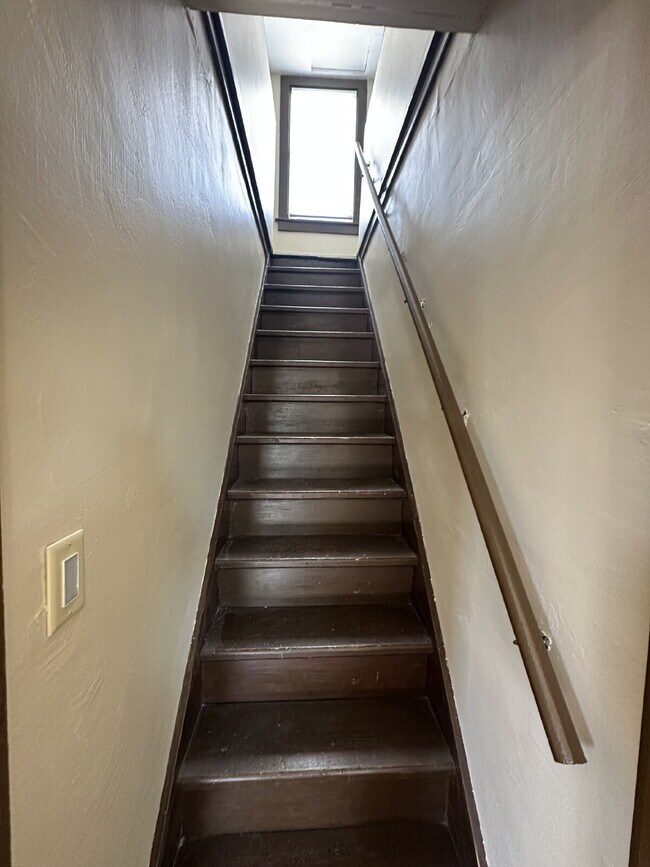 Building Photo - 121 Hackett St