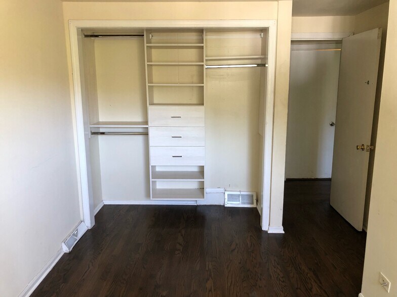 built in closets - 1415 W Devon Ave