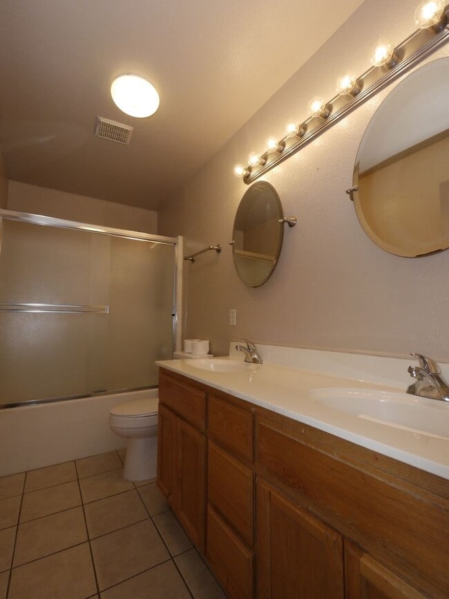 Building Photo - 460 Toyon Dr