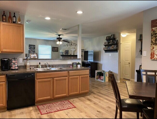 Building Photo - 118 Feverbush Dr