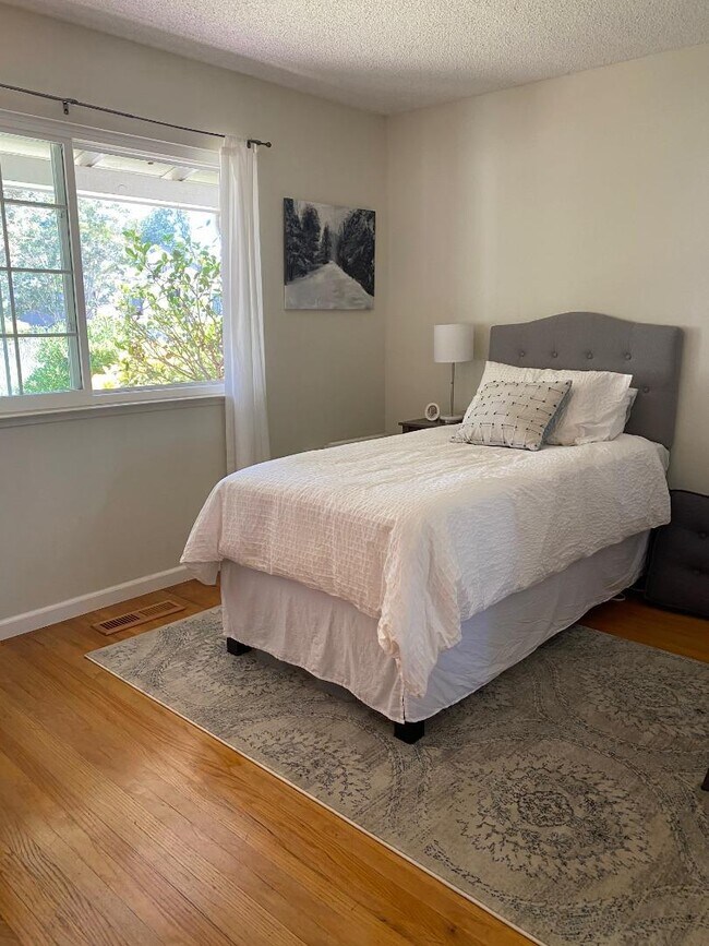 Building Photo - 5919 Royal Ann Dr