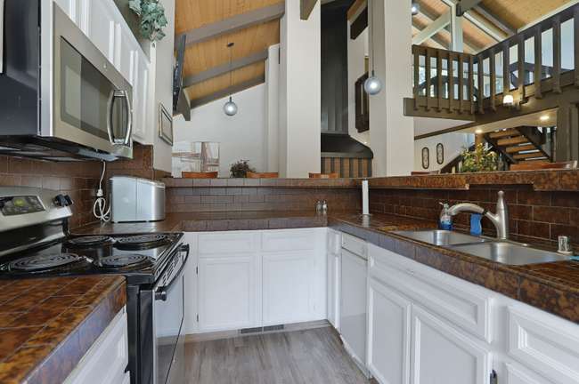 Building Photo - 3701 Colonial Dr