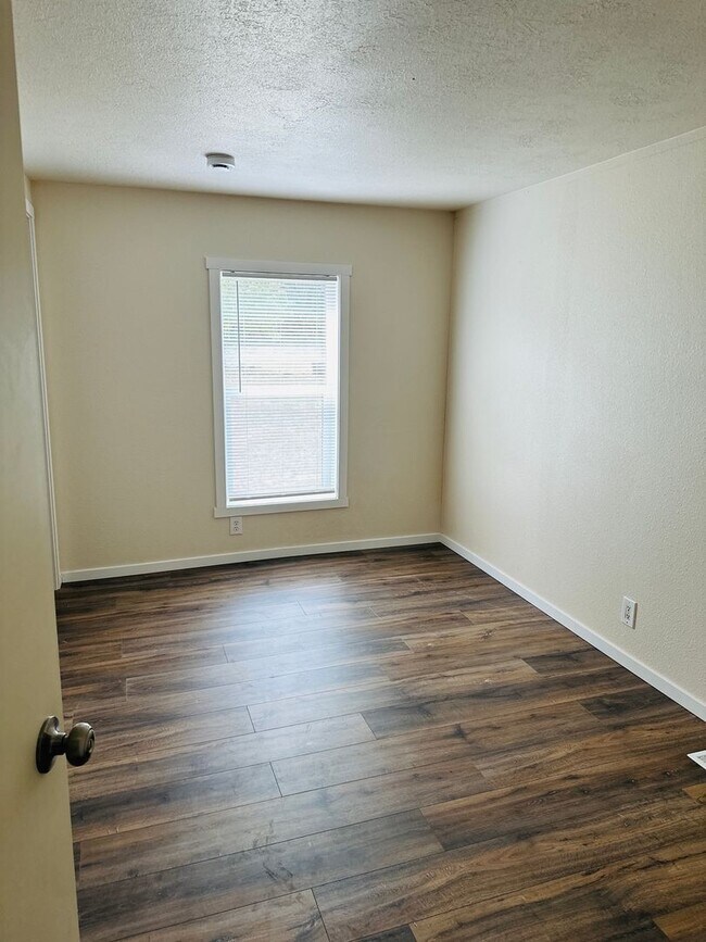 Building Photo - Newly Remodeled Acreage Property
