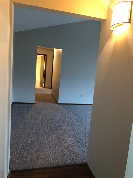 Building Photo - 825 Old Settlers Trl