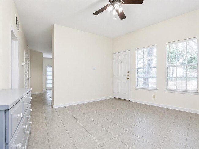 Building Photo - 2216 San Gabriel St