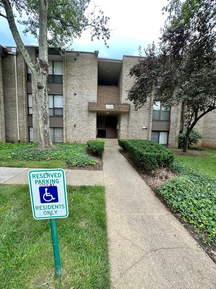 Building Photo - 3358 Huntley Square Dr