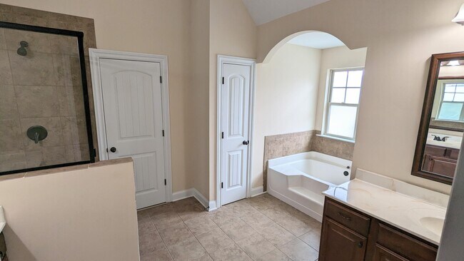 Building Photo - 718 Erika Ln