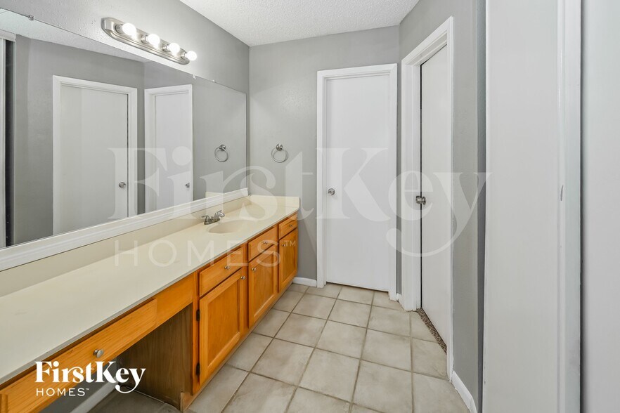 Building Photo - 18007 Sagecroft Dr