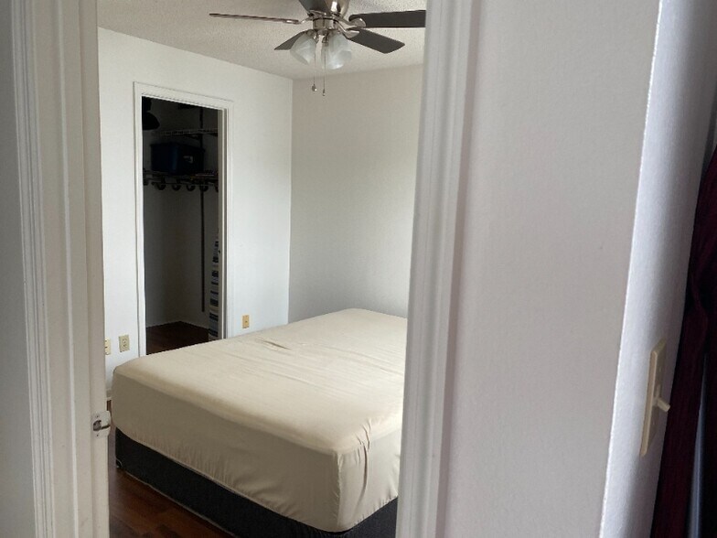 Building Photo - 5831 Plumtree Ct