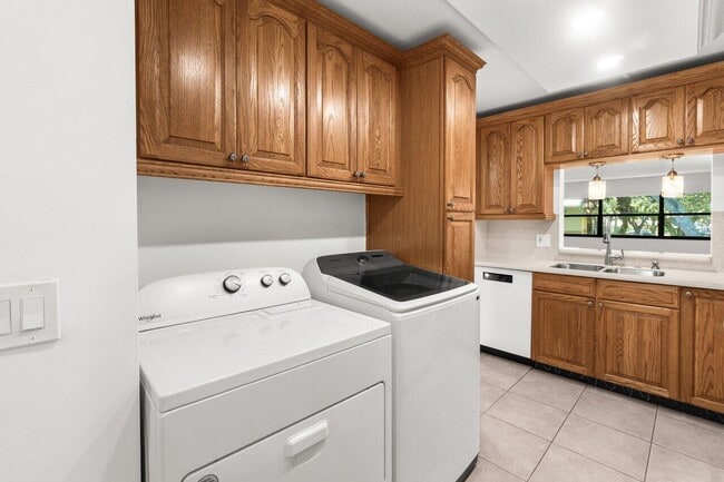 Building Photo - 3014 SW 21st Terrace