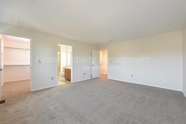 Building Photo - 580 E Kettle Ave