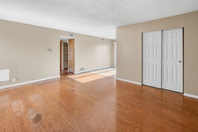 Building Photo - 715 ManApart