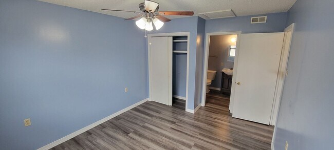 Building Photo - Quiet living in Horseshoe Bend! 1/1 Spacio...