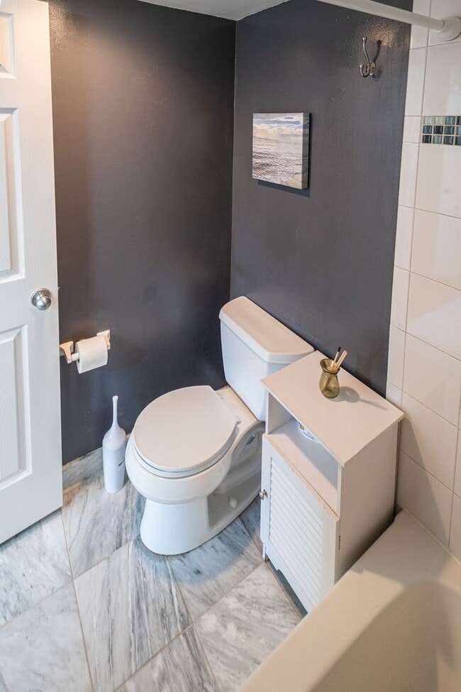 Building Photo - Exceptional Location & Amenities Short-ter...