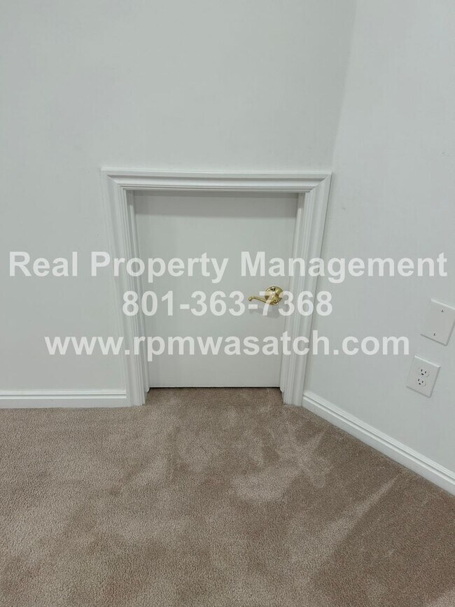 Building Photo - Don't miss out on this gorgeous and spacious basement apartment. It will go fast!!