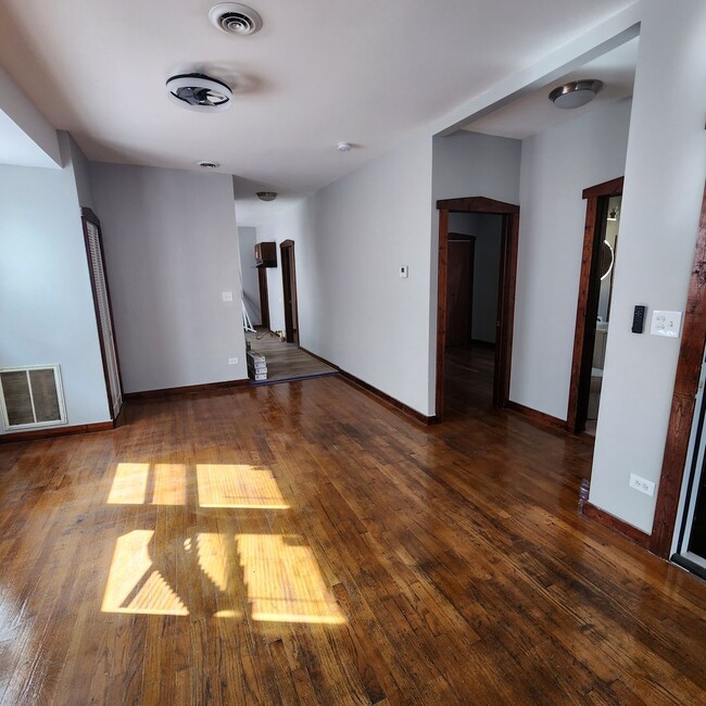 Primary Photo - Move In Specials! Spacious 3 Bedroom, 2 Fu...